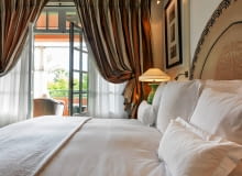 Obficie drapowane zasłony w sypialni dekoracja okien, zasłony