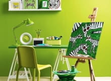 Weź kilka odcieni zieleni podpatrzonych w wiosennej przyrodzie i dodaj trochę bieli, która rozjaśni kompozycję. Zyskasz wnętrze emanujące optymizmem, a zarazem spokojem. MEBLE: biurko: blat - 149,99 zł, koziołki - 120 zł/szt., półka - 39,99 zł, IKEA; krzesło - 249 zł, stołek (w kształcie wazonu) - 800 zł, Cube; POZOSTAŁE: sztaluga - 89,90 zł, Lidl; dywan - 359 zł, IKEA; na półce: ramka (biała) - 29,99 zł, obrazek w passe-partout (ważka) - 34,99 zł, ramka (zielona) - 5,99 zł/2 szt., ramka (z kółkami) - 19,99 zł, IKEA; na biurku: lampka - 690 zł, pudełko (biało-czarne) - 45 zł/2 szt., Red Onion; zegar - 27,90 zł, Flo; szklanka - 16 zł, Fabryka Form; pudełko (zielone) - 49 zł, Willow House; obrazki (na sztaludze i kot na półce), aut. Joanna Płachecka NA ŚCIANIE: Farba 'Dzikie pnącza' - 57 zł/2,5 l Dulux. 16.01.2013 , KOLOR I WZOR , ZIELONY , STYLIZACJA JOANNA PLACHECKA , CZTERY KATY FOT. AGATA JAKUBOWSKA / AGENCJA GAZETA SLOWA KLUCZOWE: WNETRZA