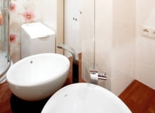 PO ZMIANIE. W łazience znalazło się miejsce na urządzenia sanitarne, pralkę i pojemne schowki - wszystko na niespełna dwumetrowej powierzchni! Efekt pracy naszych projektantek dowodzi, że nawet najmniejsze wnętrze można urządzić i funkcjonalnie, i estetycznie. Lustro sięgające do sufitu sprawia, że odbijająca się w nim łazienka wydaje się dwukrotnie większa. Uwagę zwraca bateria o oryginalnym kształcie zainstalowana - ze względu na niezbyt szeroki blat - z boku umywalki, przy ścianie. 15.07.2010 WARSZAWA SESJA WNETRZE , METAMORFOZA PO ZMIANCH