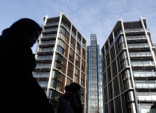 Jeden z najdroższych apartamentów na świecie - One Hyde Park w Londynie Pedestrians pass new development One Hyde Park in London January 19, 2011. REUTERS/Luke MacGregor (BRITAIN - Tags: BUSINESS)