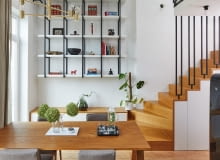 Aranżacja małego mieszkania z antresolą wymaga szczególnego projektu schodów. Stanowią bowiem one u urodzie całego wnętrza - stają się jego głównym elementem wyposażenia. Powinny nawiązywać charakterem do reszty wykończenia mieszkania. Schody w salonie - mieszkanie z antresolą