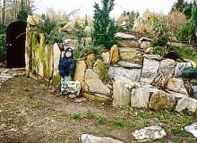 Nasyp ziemny kryjący piwniczkę. Dzięki starannemu wykończeniu kawałkami skał i roślinami stanowi również ciekawy element ogrodu Nasyp ziemny kryjący piwniczkę. Dzięki starannemu wykończeniu kawałkami skał i roślinami stanowi również ciekawy element ogrodu