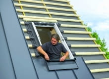 Okna dachowe montuje się w połaci, co na ogół nie wymaga ingerencji w konstrukcję dachu