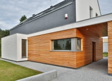 Pomimo ukrycia wejścia głównego do domu pod zadaszeniem, w przejściu pomiędzy budynkami, ukształtowanie bryły budynku jednoznacznie wskazuje jego lokalizację dom jednorodzinny, dom zdjęcia, domy zdjęcia, domy realizacje, elewacje domów