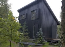 Budynek z jednospadowym dachem i dwoma poziomami mieszkalnymi mieści pokoje sypialne i łazienkę; część dzienna jest obok - w jednoprzestrzennym budynku przekrytym dachem dwuspadowym Budynek z jednospadowym dachem i dwoma poziomami mieszkalnymi mieści pokoje sypialne i łazienkę; część dzienna jest obok - w jednoprzestrzennym budynku przekrytym dachem dwuspadowym