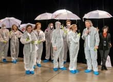 Kadra. Od prawej na pierwszym planie: Krzysztof Głuchowski – aktor, producent, dyrektor Teatru im. Juliusza Słowackiego w Krakowie, prof. dr hab. Beata Gibała-Kapecka Dziekan Wydziału Architektury Wnętrz ASP w Krakowie, dr hab. Tadeusz Pietrzkiewicz prof. ASP Dziekan Wydziału Architektury i Wzornictwa ASP w Gdańsku, prof. dr hab. Katarzyna Podgórska-Glonti Dziekan Wydziału Architektury Wnętrz i Scenografii UA w Poznaniu, dr hab. Joanna Kubicz prof. ASP Prodziekan Wydziału Architektury Wnętrz ASP w Krakowie, drugi plan od prawej: Anna Bas Specjalista ds. sztuk wizualnych MOS - Teatru im. Juliusza Słowackiego w Krakowie i studentki oraz studenci 2 roku studiów stacjonarnych 1 stopnia Wydziału Architektury Wnętrz ASP w Krakowie Kadra. Od prawej na pierwszym planie: Krzysztof Głuchowski – aktor, producent, dyrektor Teatru im. Juliusza Słowackiego w Krakowie, prof. dr hab. Beata Gibała-Kapecka Dziekan Wydziału Architektury Wnętrz ASP w Krakowie, dr hab. Tadeusz Pietrzkiewicz prof. ASP Dziekan Wydziału Architektury i Wzornictwa ASP w Gdańsku, prof. dr hab. Katarzyna Podgórska-Glonti Dziekan Wydziału Architektury Wnętrz i Scenografii UA w Poznaniu, dr hab. Joanna Kubicz prof. ASP Prodziekan Wydziału Architektury Wnętrz ASP w Krakowie, drugi plan od prawej: Anna Bas Specjalista ds. sztuk wizualnych MOS - Teatru im. Juliusza Słowackiego w Krakowie i studentki oraz studenci 2 roku studiów stacjonarnych 1 stopnia Wydziału Architektury Wnętrz ASP w Krakowie