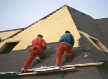 Dachówki bitumiczne (popularnie zwane gontami bitumicznymi) są bardzo efektywnym materiałem pokryciowym. Efektywność ta jest tym wyraźniejsza, im bardziej skomplikowana jest bryła dachu.