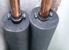 Izolacja z polietylenu (w charakterystycznym szarym kolorze) zapobiega stratom ciepła w instalacji centralnego ogrzewania izolacja rur centralnego ogrzewania