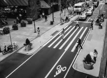 'Poszliśmy śladami pieszych. W miejscu, gdzie ludzie przekraczali ulicę, zrobiliśmy nowe przejście pomiędzy Szóstą a Siódmą Aleją, które nazwaliśmy Aleją 6 i 1/2. Puściliśmy oko do Harry'ego Pottera, żeby pokazać, że z odrobiną farby i kilkoma donicami można osiągnąć magiczne efekty.' 'Poszliśmy śladami pieszych. W miejscu, gdzie ludzie przekraczali ulicę, zrobiliśmy nowe przejście pomiędzy Szóstą a Siódmą Aleją, które nazwaliśmy Aleją 6 i 1/2. Puściliśmy oko do Harry'ego Pottera, żeby pokazać, że z odrobiną farby i kilkoma donicami można osiągnąć magiczne efekty.'