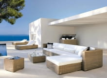 <B>Meble jak do salonu: wygodne leżanki, eleganckie stoły i stoliki, komplety wypoczynkowe z miękkimi poduchami. Różnica polega na tym, że robi się je z materiałów, które przetrwają nieciekawą pogodę.</B> <BR >Aspen, zestaw z tworzywa sztucznego, wzór, Decolor