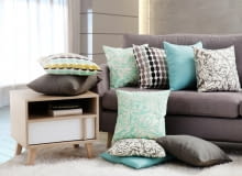 Z szarościami dobrze się komponują delikatne, pastelowe barwy, jak np. błękity. Wnoszą do aranżacji świeżość i lekkość. Wystarczą już drobne akcenty w postaci dekoracyjnych poduszek. Szare wnętrza bez nudy