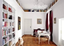 Jadalnia, która dodatkowo pełni funkcję domowej biblioteki, nie straciła swego reprezentacyjnego charakteru. Równo poukładane na półkach książki nie zdominowały wnętrza. 05.08.2009 WARSZAWA