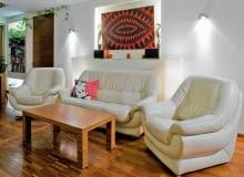 <B>Któregoś dnia pani domu stwierdziła, że aneksowi wypoczynkowemu brakuje nieco fantazji. Wiedziona kobiecym instynktem i wiedzą o modnych kolorach postawiła na ciemny wrzos, który stał się punktem wyjściowym metamorfozy. Nowa barwa okazała się znakomitym tłem solidnych mebli wypoczynkowych. Koszt zmian - 2100 zł. </B> <BR />METAMORFOZA POKOJU DZIENNEGO, PRZED ZMIANĄ: meble wypoczynkowe były w dobrym stanie, ale wystrój samego kącika już się rodzinie trochę znudził.