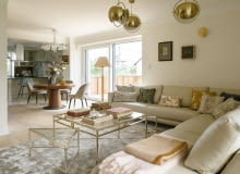 Elegancja i złote detale - aranżacja domu projektu MM Architekci