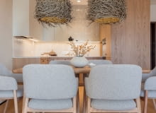 Mocnym akcentem tej przestrzeni są dwie duże, zawieszone nad stołem lampy w stylu boho ze sklepu Atria – plecione niczym ptasie gniazda z naturalnej trawy morskiej.