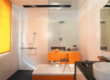 Wanna i kabina prysznicowa, zestawione obok siebie, tworzą w&#8200;łazience wygodną strefę kąpielową. Taki duet można niebanalnie zaprojektować. Zobacz trzy ciekawe rozwiązania zaproponowane przez projektantów. <BR /> ŁAZIENKA. W sporej łazience przy tej samej ścianie umieszczono nie tylko wannę i sąsiadującą z nią kabinę prysznicową, ale także umywalkę. Dzięki temu można swobodnie poruszać się po pomieszczeniu - nie przeszkadza w tym nawet wanna ustawiona prostopadle do ściany. Kabina jest wydzielona jedynie niewysokim murkiem, na którym osadzono taflę hartowanego szkła. W oszczędnie zaaranżowanym wnętrzu rolę dekoracji przejęły funkcjonalne elementy - proste metalowe wieszaki na ręczniki, armatura natryskowa i&#8200;wannowa. Dekoracyjne jest tu także oświetlenie, zainstalowane w wycięciu w&#8200;podwieszonym suficie pomalowanym na kolor podłogowych płytek.