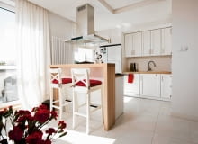 salon z aneksem kuchennym, białe wnętrza