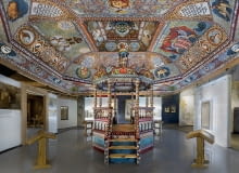 Zrekonstruowana drewniana bima oraz unoszący się nad nią dach i zdobione sklepienie synagogi z Gwoźdźca Muzeum Historii Żydów Polskich