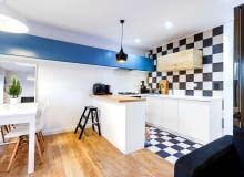 Elementem spajającym kuchnię z pozostałą częścią pomieszczenia jest ciąg szafek biegnących wysoko wzdłuż ściany. Elementem spajającym kuchnię z pozostałą częścią pomieszczenia jest ciąg szafek biegnących wysoko wzdłuż ściany.