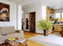 Aranżacje. Proste meble z drewna, ceramiczne ozdoby i gliniane naczynia z polnymi kwiatami, a w kuchni zapach przetworów. Wchodząc do tego domu, zapominamy o dużym mieście tuż za ogrodzeniem. Wkraczamy w świat, o jakim marzą mieszczuchy.<BR />Stolik kawowy z litego drewna ma oryginalną rzeźbioną dekorację - takie meble artystka nazywa meblorzeźbami. Na podłodze w całym domu ułożono deski bukowe z widocznymi sękami (tylko do kuchni wybrano gres przypominający fakturą kamień). W wielkim glinianym naczyniu zawsze stoją bukiety nawiązujące do pory roku. UWAGA ! PONOWNA PUBLIKACJA WYLACZNIE ZA ZGODA WLASCICIELI