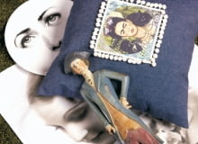 Kolor i wzór: w towarzystwie ludzi Przedmioty z nadrukowanymi wizerunkami osób wyglądają efektownie i pasują do wnętrz utrzymanych w różnych stylach. Ten sposób dekorowania jest teraz bardzo modny, stąd w sklepach bogaty wybór dodatków i akcesoriów z takimi zdobieniami. Figurka - 169 zł, Almi Decor; poduszka - 130 zł, Reset; talerzyk deserowy - 26 zł, Almi Decor; ręcznik - 54 zł, Seletti. 05.01.2012 , WNETRZA , KOLOR I WZOR , TEMAT PORTRET , SESJA DLA : CZTERY KATY , STYLIZACJA JOANNA PLACHECKA . FOT. MICHAL MUTOR / AGENCJA GAZETA