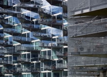 Jeśli chcesz poznać współczesną duńską architekturę, to będąc w Kopenhadze, musisz koniecznie zobaczyć te budynki, a w szczególności budynkom zaprojektowanym przez Bjarke'a Ingelsa, który urodził się w tym mieście. Na zdjęciu budynek mieszkalny VM Husene tzaprojektowany wspólnie przez Bjarke Ingels Group i Julien De Smedt Architects (PLOT) VM Husene to dzieło architektów z Bjarke Ingels Group i Julien De Smedt Architects.