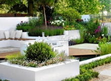 MALY OGROD EW TARAS WYSTAWA OGRODNICZA HAMPTON COURT N/Z RABATA WYNIESIONA LAWKA SIEDZISKO PODEST NAWIERZCHNIA KAMIENNA I DREWNIANA JEZIORKO WODA ZBIORNIK WODNY OCZKO WODNE BUKSZPAN BUXUS KRZEW LISCIASTY STOL STOLIK PODUSZKA OBWODKA FOT. KATARZYNA BELLINGHAM PUBLIKACJA OGRODY NR 1 (57) - 1.2004 PUBLIKACJA OGRODY NUMER SPECJALNY 2/2006 - OGROD MARZEN - 6.2006 SLOWA KLUCZOWE: OGRODY OGRODNICTWO WYSTAWY ARCHITEKTURA ZDJĘCIE DO WKŁADKI: PUBLIKACJA OGRODY NR 1 (57) - CZASOPISMA