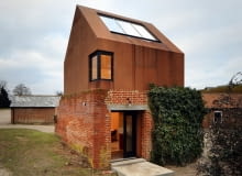 Wejście do gołębnika. The Dovecote studio - gołębnik