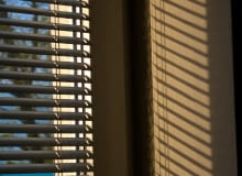 Rolety termoizolacyjne – jak działają i czy naprawdę oszczędzają energię?