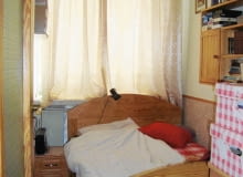 <B>Po pozbyciu się zbędnych rzeczy, zmianie kolorystyki oraz umiejętnej stylizacji klaustrofobiczna sypialnia zyskała nie tylko bardzo atrakcyjny wygląd, ale także optycznie się powiększyła.</B> <BR />PRZED ZMIANĄ. W sypialni było, co prawda, wygodne łóżko, ale pokój przypominał raczej składzik rzeczy niepotrzebnych, a nie miejsce do wypoczynku. Aż trudno uwierzyć, że w pokoju o powierzchni 4,25 m kw. gospodyni udało się zmieścić tyle rzeczy. <B>Po pozbyciu się zbędnych rzeczy, zmianie kolorystyki oraz umiejętnej stylizacji klaustrofobiczna sypialnia zyskała nie tylko bardzo atrakcyjny wygląd, ale także optycznie się powiększyła.</B> <BR />PRZED ZMIANĄ. W sypialni było, co prawda, wygodne łóżko, ale pokój przypominał raczej składzik rzeczy niepotrzebnych, a nie miejsce do wypoczynku. Aż trudno uwierzyć, że w pokoju o powierzchni 4,25 m kw. gospodyni udało się zmieścić tyle rzeczy.