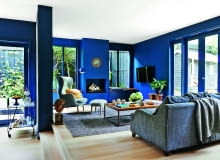 Fotel z podnóżkiem Ro zaprojektował dla marki Fritz Hansen Jaime Hayon. Głowa Aleksandra Wielkiego - rzeźba z ogrodu ojca gospodyni. Stolik kawowy wykonał jej szwagier Tim Shovelton. Lampa vintage z bazaru staroci Waverly. Fotel z podnóżkiem Ro zaprojektował dla marki Fritz Hansen Jaime Hayon. Głowa Aleksandra Wielkiego - rzeźba z ogrodu ojca gospodyni. Stolik kawowy wykonał jej szwagier Tim Shovelton. Lampa vintage z bazaru staroci Waverly.