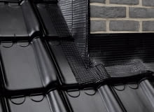 Szczelinę wokół komina można zabezpieczyć na przykład taśmą do obróbek kominiarskich, która jest wykonana najczęściej z aluminium akcesoria dachowe