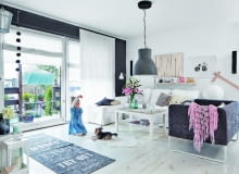 OD WIOSNY DO JESIENI. Naturalnym przedłużeniem salonu jest ogródek - wystarczy rozsunąć tarasowe drzwi. Stolik kawowy z IKEA nabrał szyku, gdy właściciele zamontowali na nim drewniany blat. Na podłodze leżą deski z bielonego dębu (Kronopol). OD WIOSNY DO JESIENI. Naturalnym przedłużeniem salonu jest ogródek - wystarczy rozsunąć tarasowe drzwi. Stolik kawowy z IKEA nabrał szyku, gdy właściciele zamontowali na nim drewniany blat. Na podłodze leżą deski z bielonego dębu (Kronopol).