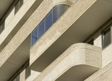 De Eekenhof, nowy budynek w Enschede autorstwa pracowni Claus en Kaan. Budynek o charakterystycznej ceglanej fasadzie, nawiązujący do amsterdamskiej szkoły architektury. De Eekenhof, nowy budynek w Enschede autorstwa pracowni Claus en Kaan. Budynek o charakterystycznej ceglanej fasadzie, nawiązujący do amsterdamskiej szkoły architektury.