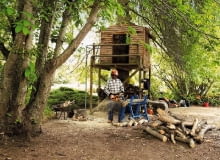 Jeśli kłodę położy się na stojaku, cięcie drewna będzie wygodne