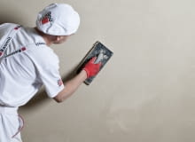 Zacieranie końcowe powierzchni tynku pacą z twardej gąbki Zacieranie końcowe powierzchni tynku pacą z twardej gąbki