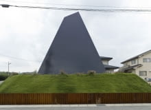 Primitive Living - dom w kształcie piramidy na przedmieściach Saijo, projekt: Suppose Design Studio suppose design studio, primitive living, piramida, saijo, japonia, dom, dom jednorordzinny