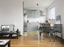 Wnętrze było projektowane dla mężczyzny, stąd jego surowy, oszczędny styl. Ostatecznie wprowadziła się tu pani Ola, która nigdy nie miała wrażenia, że wystrój jest nazbyt męski. Jej zdaniem mieszkanie kobiety wcale nie musi być słodkie, kolorowe i pełne bibelotów. MIESZKANIE. Stal, matowe szkło i szara lakierowana płyta MDF, z jakiej zrobiono fronty kuchennych szafek - chłód tych materiałów wykończeniowych przełamuje ciepły odcień blatu i złocista barwa żywicy epoksydowej na kuchennej podłodze. Żywica to materiał nie tylko praktyczny, ale też idealnie pasujący do minimalistycznych wnętrz. Wnętrze było projektowane dla mężczyzny, stąd jego surowy, oszczędny styl. Ostatecznie wprowadziła się tu pani Ola, która nigdy nie miała wrażenia, że wystrój jest nazbyt męski. Jej zdaniem mieszkanie kobiety wcale nie musi być słodkie, kolorowe i pełne bibelotów. MIESZKANIE. Stal, matowe szkło i szara lakierowana płyta MDF, z jakiej zrobiono fronty kuchennych szafek - chłód tych materiałów wykończeniowych przełamuje ciepły odcień blatu i złocista barwa żywicy epoksydowej na kuchennej podłodze. Żywica to materiał nie tylko praktyczny, ale też idealnie pasujący do minimalistycznych wnętrz.