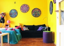 kawalerka, małe mieszkanie, kolory we wnętrzu, ludowe dekoracje