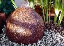 Agrowłókninę można zamaskować kolorowym żwirkiem sprzedawanym w sklepach akwarystycznych. Jego kolor najlepiej dopasować do kamienia, po którym spływa woda. Agrowłókninę można zamaskować kolorowym żwirkiem sprzedawanym w sklepach akwarystycznych. Jego kolor najlepiej dopasować do kamienia, po którym spływa woda.