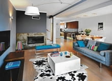 <b>Co do bieli? <br/>Ściany oraz część mebli w moim pokoju dziennym są białe; sofa ma natomiast szary odcień. Na podłodze leżą panele z jasnego klonu. Jakim kolorem ożywić wnętrze?</b><br/> Tak zaaranżowane wnętrze to bardzo dobra, bo neutralna baza - w takim otoczeniu znakomicie będą wyglądać wszelkie barwne dodatki oraz kolorystyczne zestawienia. Można je swobodnie dobierać w zależności chociażby od pory roku albo... nastroju mieszkańców. Proponuję dwie wersje kolorowych dodatków: zimową (z dominującą czerwienią i oranżem, które wizualnie rozgrzeją zarówno wnętrze, jak i domowników) oraz letnią (błękity, turkusy, zielenie, żółcie, limonka - razem lub osobno). Wcale nie musi się to wiązać z dużymi nakładami finansowymi; wystarczy uszyć dwa komplety zasłon i kilka poszewek na poduszki. Podane zestawy barw to oczywiście moja propozycja; ostateczny wybór należy do gospodarzy. Zadanie jest o tyle łatwe, że do takiego tła będą pasowały wszystkie żywsze kolory. UWAGA ! PONOWNA PUBLIKACJA WYLACZNIE ZA ZGODA WLASCICIELI POZNAN , DOM , WNETRZA , POKOJ - SALON , MEBLE STYLIZACJA EVA MILCZAREK FOT. RADOSLAW WOJNAR PUBLIKACJA CZTERY KATY NR 5 (235) - 5 2011 SLOWA KLUCZOWE: ARCHITEKTURA WNETRZE SALON MEBEL POKOJ ZDJĘCIE DO WKŁADKI: PUBLIKACJA CZTERY KATY NR 5 (235) - CZASOPISMA