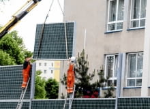v 12.06.2013 Olsztyn . Budowlancy montuja ekrany dzwiekochlonne przy ulicy Baltyckiej , tuz obok Zespolu Szkol elektronicznych . Fot . Robert Robaszewski / Agencja Gazeta SLOWA KLUCZOWE: remont drog komunikacja droga