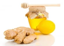 Mikstura z pokrojonego w cienkie plasterki imbiru, soku z cytryny i miodu jest dobra na kaszel i chore gardło. Mikstura z pokrojonego w cienkie plasterki imbiru