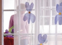 <B>Fiołki są bardzo wdzięczną dekoracją - dodadzą uroku i elegancji zwykłym, a nawet pozbawionym stylu przedmiotom. Pokazujemy kilka pomysłów na fiołkowe ozdoby: haftowane, wyklejane i malowane.</B> <BR />Wycięte z organdyny albo innej półprzejrzystej tkaniny ogromne fiołki naszywamy na przejrzystą białą firankę. Przyszywamy łodyżki z cienkiego zielonego sznureczka. WNETRZE - MOTYW FIOLKA ARANZCJA - MARTA DZIKOWSKA - LUCZYWO , KINGA ANNA KLOSINSKA FOT. MARIUSZ PIETRON PUBLIKACJA CZTERY KATY NR 3 (138) - 3.2003 SLOWA KLUCZOWE: WNETRZA ZDJĘCIE DO WKŁADKI: PUBLIKACJA CZTERY KATY NR 3 (138) - CZASOPISMA