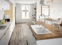 Zmywanie na wyspie kuchennej. 5 pomysłowych aranżacji