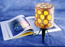 Zrób to sam: z gazety. Z odpowiednio spreparowanego papieru można zrobić niemal wszystko - zarówno prostą miseczkę, jak i abażur na lampkę. A przy okazji wykorzystać z pożytkiem stare gazety. Do wykonania abażuru i innych pokazanych przedmiotów potrzebne są: gazeta, papier pakowy lub kserograficzny i klej do tapet. Przyda się także forma - najlepiej wykorzystać w tym celu naczynie, np. garnek lub miskę. prezentujemy technikę tzw. papier mache, lecz nieco inną niż ta, którą znamy z zajęć w szkole - przedmioty formujemy z pasków papieru zamoczonych w kleju i odciśnietych, a nie ze zrobionej z nich masy. Warstwy gazety i papieru układamy na przemian. LAMPKA STYLIZACJA DOROTA BRODOWSKA FOT. RADOSLAW WOJNAR PUBLIKACJA CZTERY KATY NR 2 (172) - 2.2006