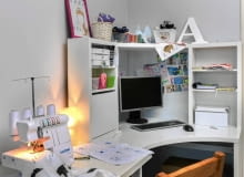 PRACOWNIA, czyli biuro projektowe, magazyn tkanin i szwalnia w jednym. Obok jest pokój córek; gdy więc siadam do szycia, mam je cały czas na oku. PRACOWNIA, czyli biuro projektowe, magazyn tkanin i szwalnia w jednym. Obok jest pokój córek; gdy więc siadam do szycia, mam je cały czas na oku.