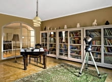 <B> Nie zabiera światła ani przestrzeni, a co jeszcze ważniejsze - dzięki specjalnym metodom produkcji jest także bezpieczne. Nic więc dziwnego, że rola szkła w naszych domach ciągle rośnie. Stosuje się je już nie tylko w oknach i meblach, ale również buduje z niego ściany, schody oraz podłogi.</B> <BR /> Warto wiedzieć: <BR /> Szkło to materiał nie tylko dekoracyjny, ale także bardzo praktyczny. Przepuszcza światło, pozwala więc doświetlić ciemne pomieszczenia i zakamarki. Wykończone nim ściany łatwo jest utrzymać w czystości - wystarczy systematycznie przecierać je płynem do mycia szyb. We wnętrzach stosuje się szkło zwykłe lub tzw. bezpieczne: hartowane, laminowane lub klejone. Szkło hartowane to pojedyncza tafla utwardzona w bardzo wysokiej temperaturze. Charakteryzuje się dużą twardością; z tego względu nie nadaje się do obróbki w warunkach domowych, kupuje się je więc na wymiar. Najczęściej robi się z niego przeszklenia w drzwiach lub meblach. Szkło laminowane i klejone składa się z kilku warstw połączonych ze sobą folią albo klejem bądź żywicą. Jego najważniejszą cechą jest to, że po rozbiciu tafli drobne kawałki nie rozpryskują się, gdyż trzyma je substancja łącząca. Właśnie tych rodzajów szkła używa się najczęściej na elementy konstrukcyjne: ściany, schody, a nawet podłogi. Na zdjęciu: stylowa jasność Szkło sprawdza się nie tylko we wnętrzach urządzonych nowocześnie, ale również klasycznie - jak ten gabinet. W ścianę oddzielającą go od holu wmontowano takie samo okno jak to, które z drugiej strony pomieszczenia wychodzi na ogród. WNETRZA , POKOJ - BIBLIOTEKA , MEBLE STYLIZACJA DOROTA KARPINSKA , PAULINA GAWEDZKA FOT. RAFAL LIPSKI PUBLIKACJA CZTERY KATY NR 3 (233) - 3 2011 SLOWA KLUCZOWE: WNETRZE ARCHITEKTURA POKOJ MEBEL BIBLIOTEKA KSIAZKA ZDJĘCIE DO WKŁADKI: PUBLIKACJA CZTERY KATY NR 3 (233) - CZASOPISMA