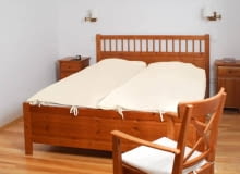 PRZED ZMIANĄ. Sypialnię urządzono bardzo oszczędnie, tak jakby dla właścicieli liczyła się tylko funkcjonalność. W pokoju było wszystko, co potrzebne do snu, jednak wyglądał zimno i sterylnie, bo zabrakło elementów dekoracyjnych, niezbędnych w tworzeniu atmosfery dobrej dla relaksu. PRZED ZMIANĄ. Sypialnię urządzono bardzo oszczędnie, tak jakby dla właścicieli liczyła się tylko funkcjonalność. W pokoju było wszystko, co potrzebne do snu, jednak wyglądał zimno i sterylnie, bo zabrakło elementów dekoracyjnych, niezbędnych w tworzeniu atmosfery dobrej dla relaksu.