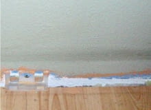 Szary pasek najlepiej jest widoczny po zdjęciu listwy przypodłogowej Szary pasek najlepiej jest widoczny po zdjęciu listwy przypodłogowej